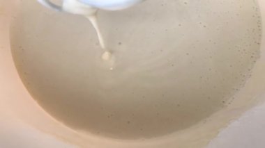 Hamur bir kasede karıştırılır, ev yemeği konsepti, taze pişirme