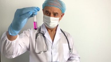 Bilim adamı, virolog, üniformalı doktor bir aşı, yeni ilaç, gençlik iksiri üretiyor, bilimsel bir deney yürütüyor, araştırma, DNA, koronavirüs testi ve tedavisi, COVID-19