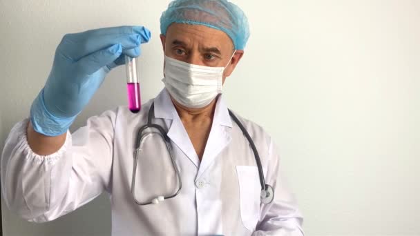 Wissenschaftler Virologe Arzt Uniform Schafft Einen Impfstoff Neue Medizin Elixier — Stockvideo