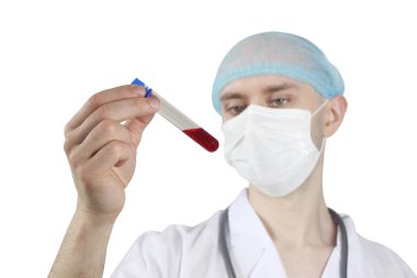 Genç bir bilim adamı, doktor, eczacı, konsept bilimsel deney, araştırma, koronavirüs tedavisi, COVID-19 'un ellerinde şeffaf tüp ve aşı.