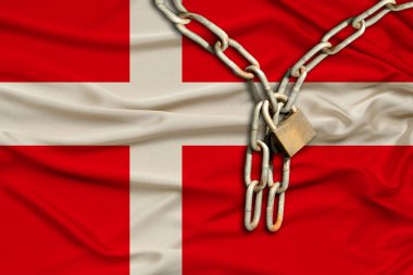 Danimarka 'nın ipek milli bayrağında demir zincir ve kale, turizm, siyasi baskı, suç, vatandaşların hak ve özgürlüklerinin ihlali konsepti