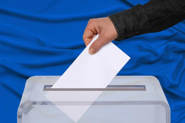 Main Masculine Électeur Abaisse Bulletin Vote Dans Une Urne Transparente — Photo