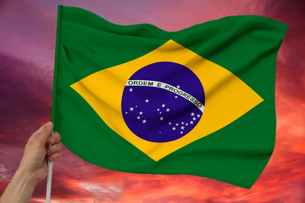 Мужская Рука Держит Национальный Флаг Бразилии Фоне Неба Облаками Роскошной — стоковое фото