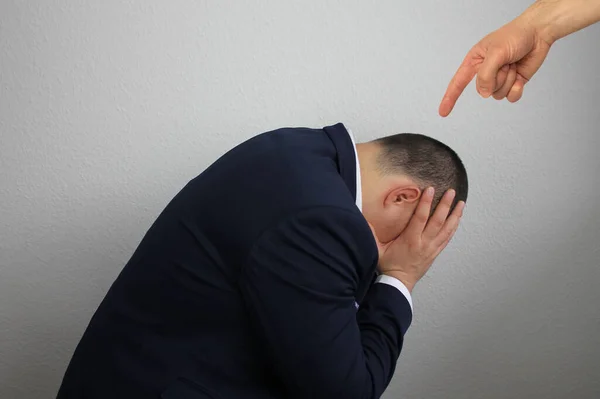 Uomo Uomo Affari Seduto Piegando Testa Con Due Mani Accanto — Foto Stock