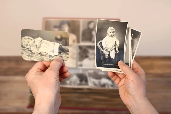 Hombre Viejo Manos Masculinas Sostienen Viejas Fotos Familia Retro Sobre — Foto de Stock