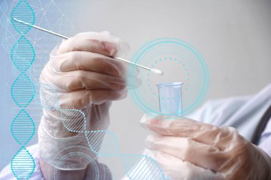Eldivenlerdeki laboratuvar asistanı cam test tüpündeki pamuktan DNA analizi için örnek verdi. Bilimsel ve tıbbi muayene kavramı, yakın plan.