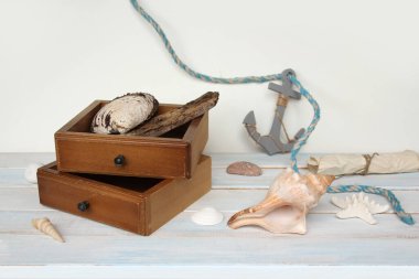 Mum, karanlık bir odada, bir şamdanda parlak bir alevle yanar. Sihir, dua, ruhanilik, yas kavramı. 