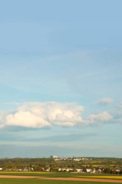 Mavi gökyüzünde güzel kabarık bulutlar, doğal manzara, doğanın ilahi güzelliği kavramı, tasarımcı için bulanık arkaplan