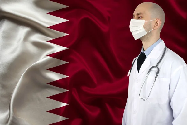 Médecin Masculin Avec Stéthoscope Sur Fond Drapeau National Soie Qatar — Photo