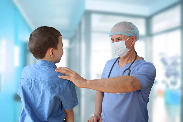 Man Läkare Terapeut Barnläkare Lade Sin Hand Axeln Liten Patient — Stockfoto