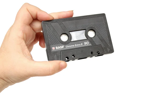 Weibliche Hand Hält Eine Alte Retro Audio Kassette Für Tonbandgerät — Stockfoto