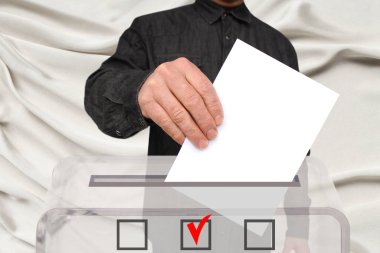 Erkek seçmen, şeffaf bir oy sandığı, devlet seçimleri konsepti ve referandumda boş bir oy kullandı