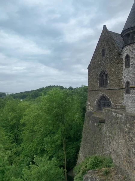 Castillo Medieval Urbano Hecho Piedra Vieja Levanta Una Montaña Sobre — Foto de Stock