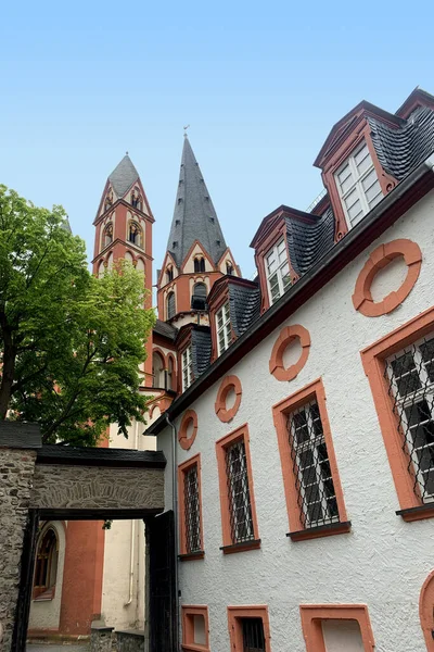 Städtische Mittelalterliche Kathedrale Erhebt Sich Auf Einem Berg Über Einem — Stockfoto