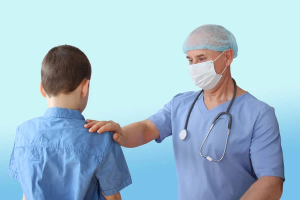 Erkek Doktor Terapist Çocuk Doktoru Elini Küçük Bir Hastanın Omzuna — Stok fotoğraf
