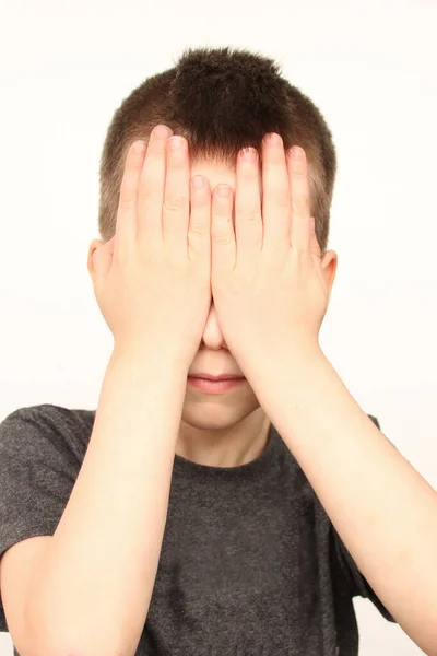 Niño Llorando Niño Cubriéndose Los Ojos Con Miedo Vergüenza Resentimiento — Foto de Stock