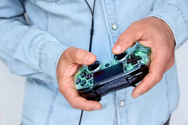 フランクフルト ドイツ 2020年6月 男は彼の手に現代のビデオゲームコンソール コンピュータゲームの概念 中毒ゲーム 趣味に緑のバックライトと黒のゲームジョイスティックを保持します — ストック写真
