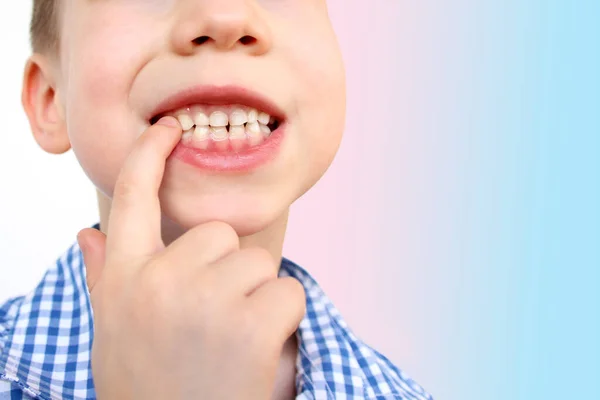 Kind Kind Toont Met Zijn Vinger Een Melktand Die Zwaait — Stockfoto