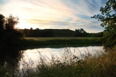Güzel nehir batımı, doğa manzarası seyahat kavramı, balık tutma, kamp yapma.