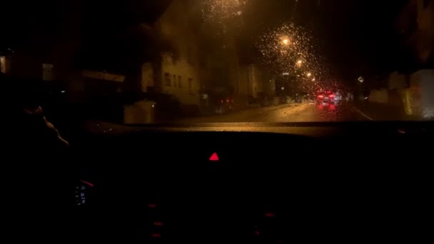 Carro Está Dirigindo Através Uma Cidade Europeia Noite Chuva Gotas — Vídeo de Stock