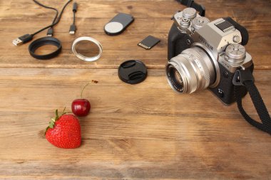 FRANKFURT, GERMANY - HAZİRAN 2020: Fujinon mercekli FUJIFILM XT4 kamera, eski ahşap arka plan, fotoğraf konsepti, modern profesyonel teknoloji, hobiler, seyahat, raporlama