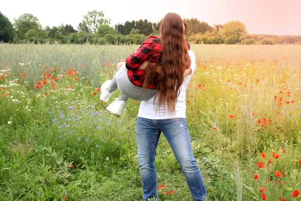 Blooming Red Poppies Green Summer Field Man Holding Girl His — Stock Photo, Image