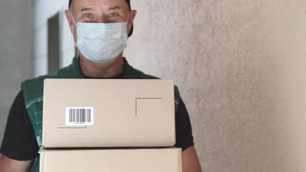 Courrier Courrier Uniforme Travailleur Apporté Colis Adresse Donne Aux Clients — Video