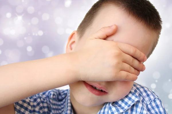 Huilend Kind Kind Dat Zijn Ogen Bedekt Met Angst Schaamte — Stockfoto