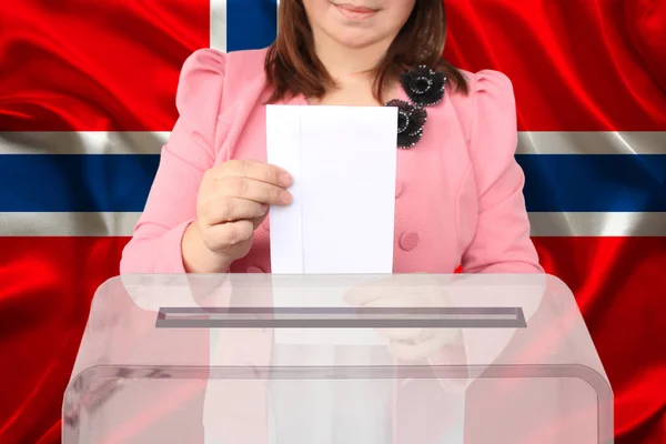 Kvinnliga Väljare Sänker Valsedeln Öppen Valurna Mot Bakgrund Norges Nationella — Stockfoto