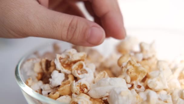Mână Sex Feminin Selectează Popcorn Prăjit Delicios Dintr Castron Sticlă — Videoclip de stoc
