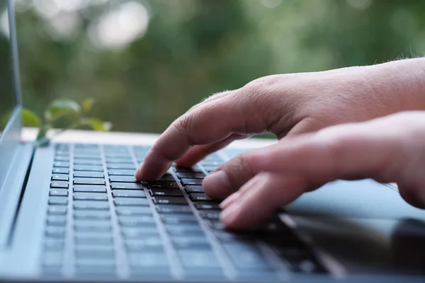 Mujer Está Escribiendo Teclado Portátil Enfoque Selectivo Trabajando Noche Ordenador — Foto de Stock