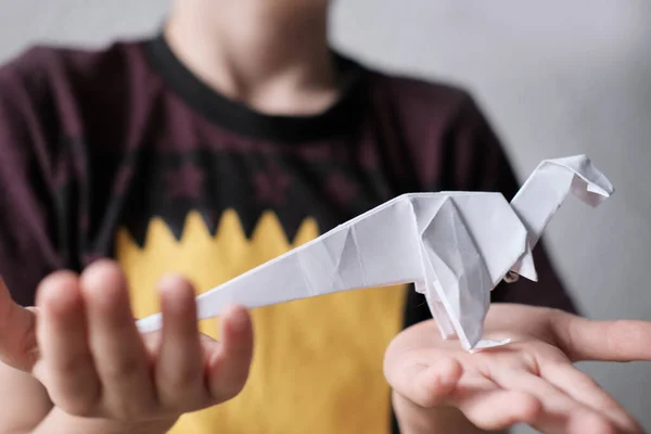 Jongen Jongen Holding Model Van Dinosaurus Gevouwen Uit Wit Papier — Stockfoto