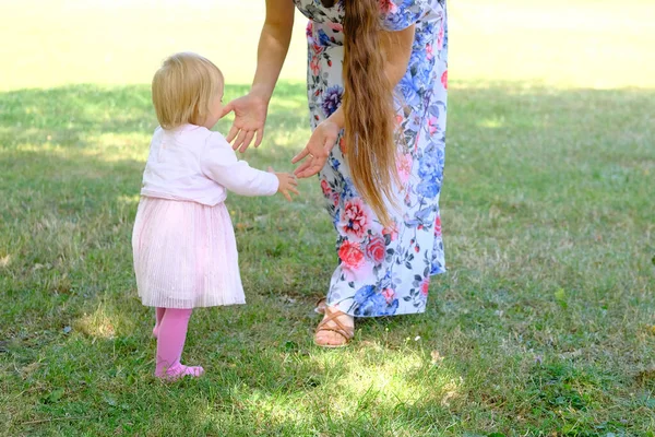 Woman Long Dress Mom Teaches You Walk Little Kid Girl — Stock Photo, Image