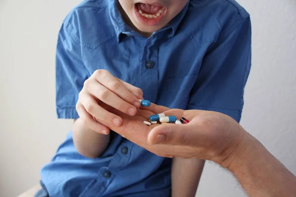 Liten Patient Tar Piller Från Händerna Läkare Terapeut Barnläkare Begreppet — Stockfoto