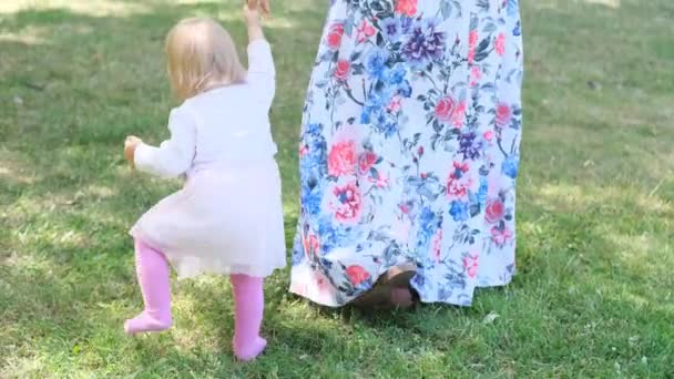 Vrouw Een Lange Jurk Mam Leert Een Klein Kind Lopen — Stockvideo