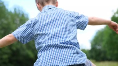 çocuk, çocuk boynuna oturuyor baba, aile yaz tatili konsepti, açık hava oyunları, aile yaz tatili, tatil, kamp, orman