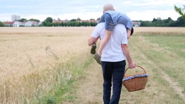 Çocuk Çocuk Boynuna Oturuyor Baba Aile Yaz Tatili Konsepti Açık — Stok video