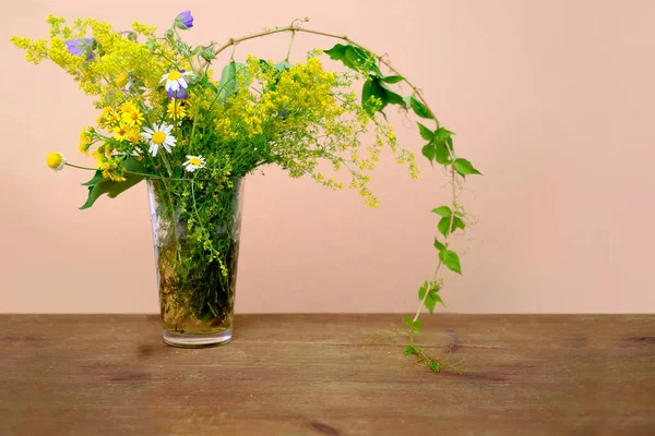 Auf Einem Holztisch Steht Eine Glasvase Mit Einem Strauß Einfacher — Stockfoto