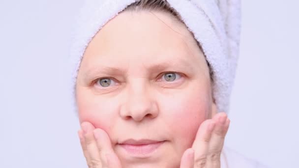 Woman Adulthood Wrinkles Makes Herself Facial Massage Taps Her Fingers — Stock Video