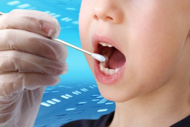 çocuk, çocuk ağzı açık gülümsüyor, çocuk ağzı, dişler, çocuk cilt bakımı konsepti, ilkokul öğrencilerinin duygusal gelişimi, dişçilik  