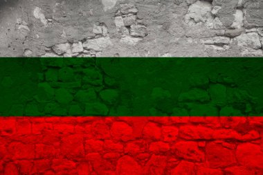 Bulgaristan 'ın ulusal bayrağı, çatlakları, tarihi, turizm, göç, ekonomi, siyaset, küresel dünya ticareti kavramının yer aldığı eski, pürüzlü bir taş duvarın dokusu üzerine kurulmuştur.
