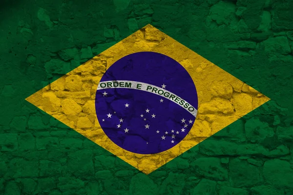 歴史的観光移民経済政治世界貿易という概念の亀裂を持つ荒々しく古い石壁のテクスチャにブラジルの状態の国旗 — ストック写真