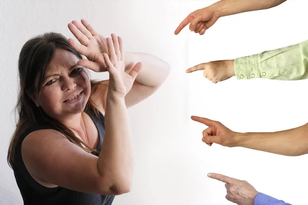 Vrouw Bedekt Haar Gezicht Huilen Mascara Stromen Zwarte Verf Haar — Stockfoto