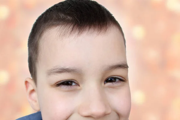 Niño Niño Parte Cara Ojos Divertidos Cerca Mirando Directamente Concepto —  Fotos de Stock