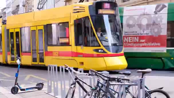 Basel Switzerland Hazi Ran 2020 Tramvay Basel Sokaklarında Turist Tarihsel — Stok video