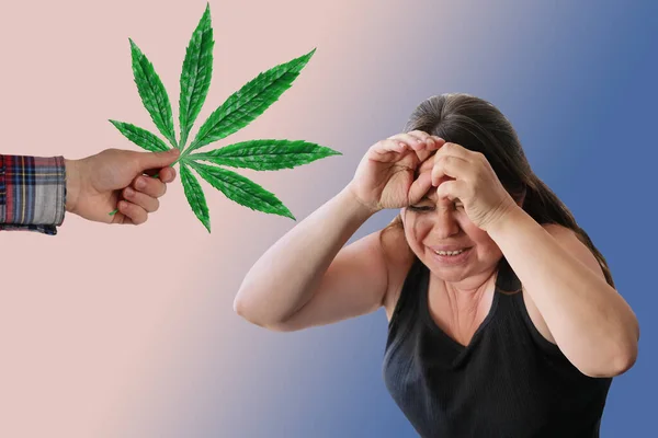 Mujer Llorando Cerrando Las Manos Mano Ofreciendo Hoja Marihuana Gestos —  Fotos de Stock