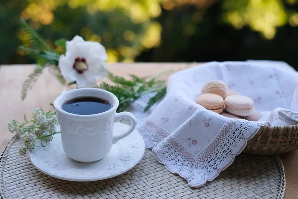 Una Tazza Bianca Torte Maccheroni Piatto Vimini Con Tovagliolo Fiori — Foto Stock