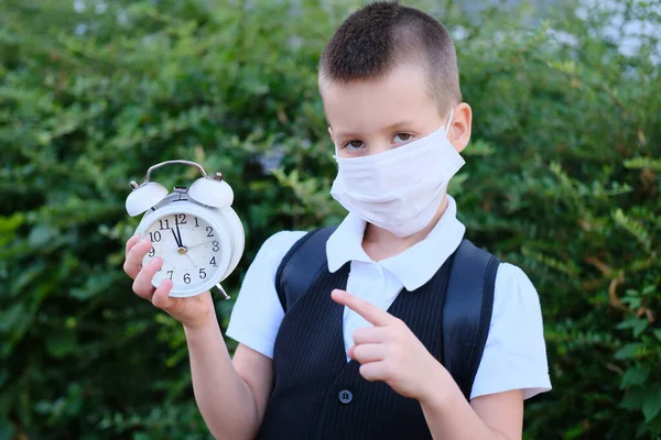 Uczeń Dzieciak Szkolnym Mundurku Jest Medycznej Białej Masce Pokazuje Czas — Zdjęcie stockowe