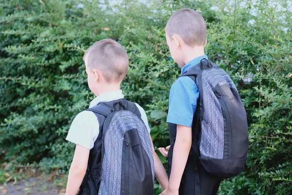 Dois Meninos Escolares Uniformes Escola Preta Com Mochilas Vão Para — Fotografia de Stock