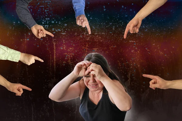 Mulher Chorando Fechando Mãos Gestos Mão Protetora Muitas Mãos Mostram — Fotografia de Stock